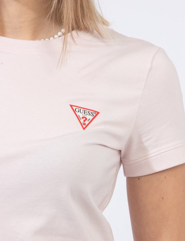 T-shirt Guess Rosa - T-shirt in total rosa pastello con patch logo brand ad altezza cuore. La vestibilità è morbida e regola