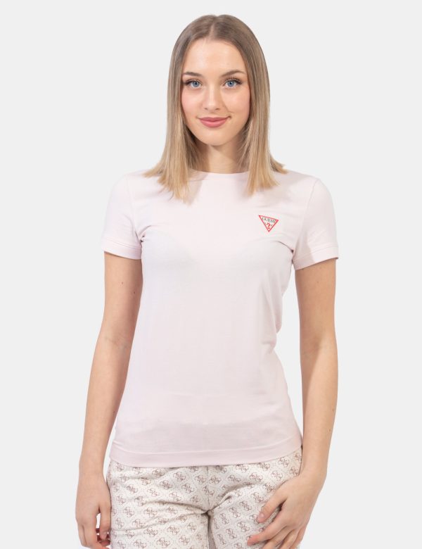 T-shirt Guess Rosa - T-shirt in total rosa pastello con patch logo brand ad altezza cuore. La vestibilità è morbida e regola