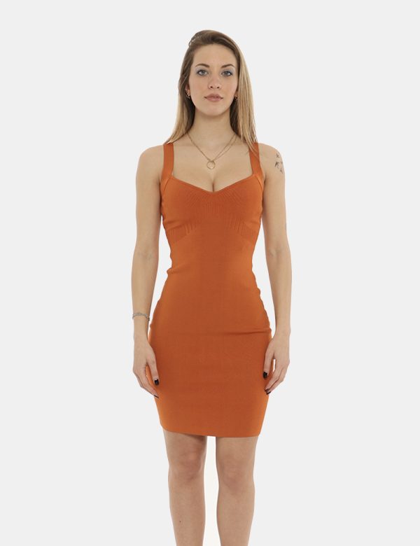 Vestito Guess arancione - COMPOSIZIONE E VESTIBILITÀ:85% viscosa 13% poliestere 2% elastaneLa modella è alta 170 cm e indoss