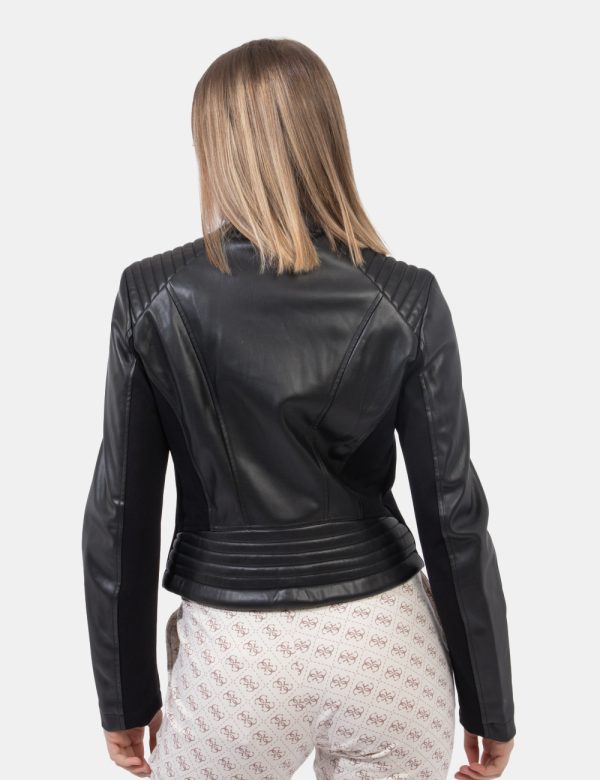 Giubbino Guess Nero - Giubbino in simil pelle ed in total nero. Presenti tasche a taglio trasversale con chiusura a zip. La