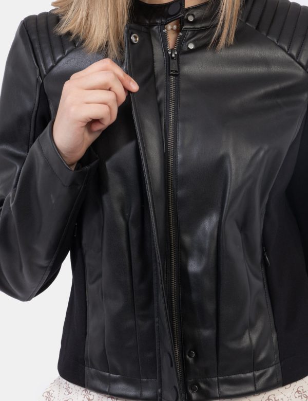 Giubbino Guess Nero - Giubbino in simil pelle ed in total nero. Presenti tasche a taglio trasversale con chiusura a zip. La