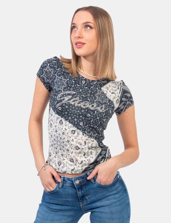T-shirt Guess Blu - T-shirt bicolor su base bianca e blu navy con stampa allover floreale in tinta coordinata. Presente logo