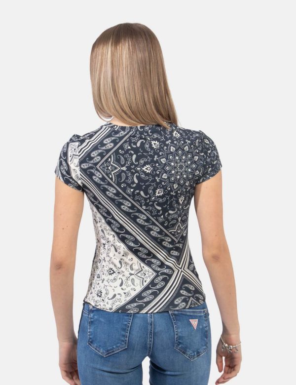 T-shirt Guess Blu - T-shirt bicolor su base bianca e blu navy con stampa allover floreale in tinta coordinata. Presente logo