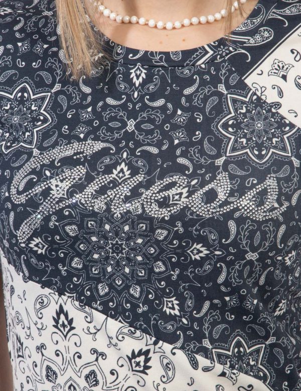 T-shirt Guess Blu - T-shirt bicolor su base bianca e blu navy con stampa allover floreale in tinta coordinata. Presente logo