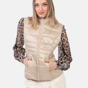 Gilet piumino Guess Beige - Piumino smanicato in total beige. Presenti tasche a taglio trasversale con chiusura a zip. La ve