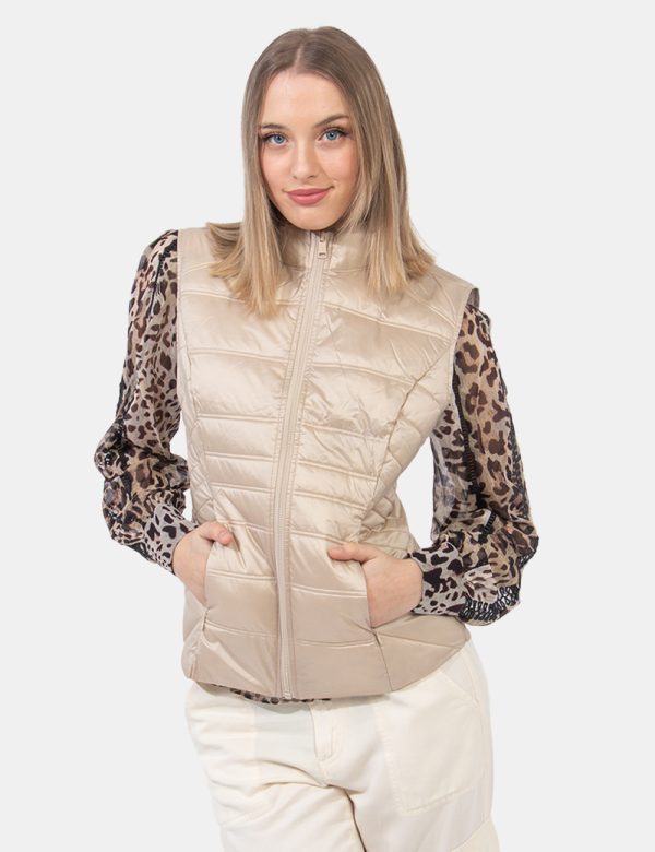 Gilet piumino Guess Beige - Piumino smanicato in total beige. Presenti tasche a taglio trasversale con chiusura a zip. La ve