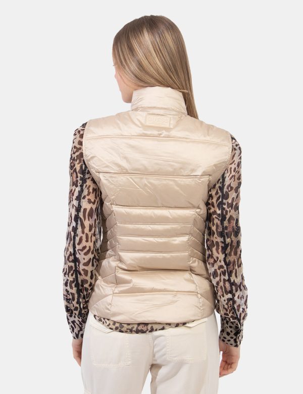 Gilet piumino Guess Beige - Piumino smanicato in total beige. Presenti tasche a taglio trasversale con chiusura a zip. La ve