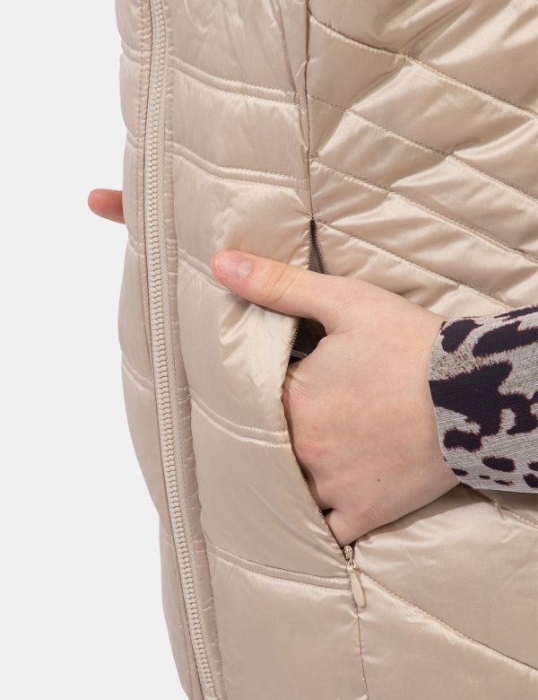 Gilet piumino Guess Beige - Piumino smanicato in total beige. Presenti tasche a taglio trasversale con chiusura a zip. La ve