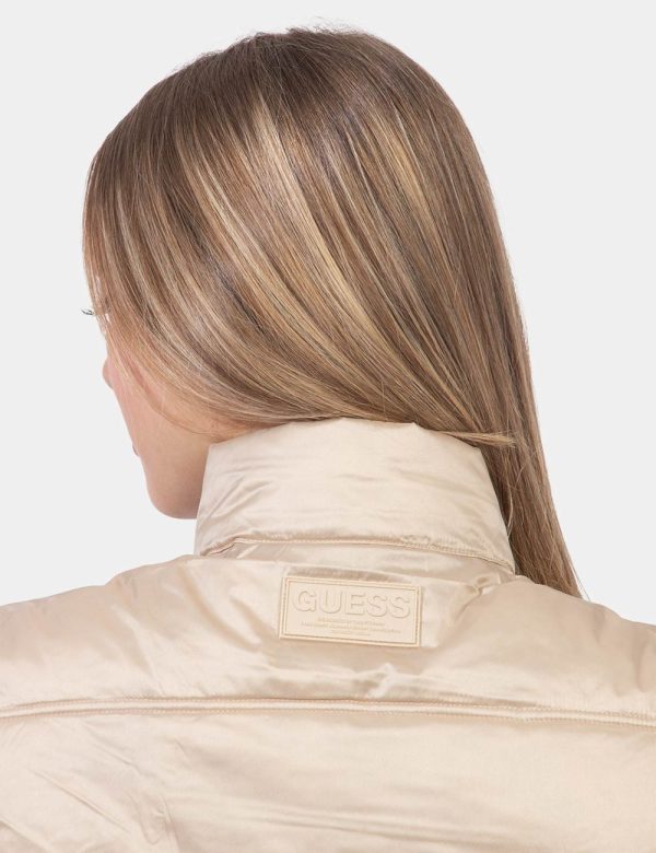 Gilet piumino Guess Beige - Piumino smanicato in total beige. Presenti tasche a taglio trasversale con chiusura a zip. La ve