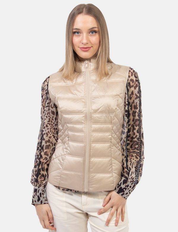 Gilet piumino Guess Beige - Piumino smanicato in total beige. Presenti tasche a taglio trasversale con chiusura a zip. La ve
