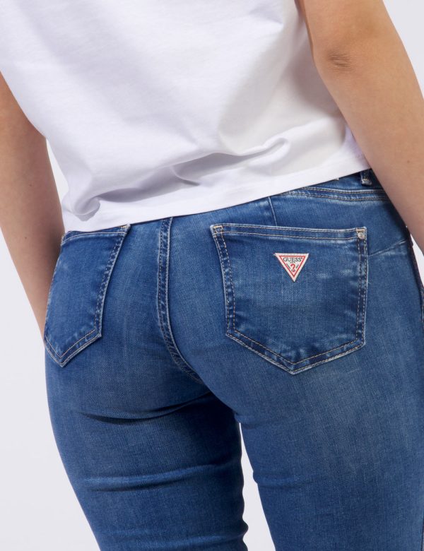 Jeans Guess Jeans - Jeans in total blu denim con tasche sagomate sul fronte e tasche a toppa sul retro. La vestibilità è mor