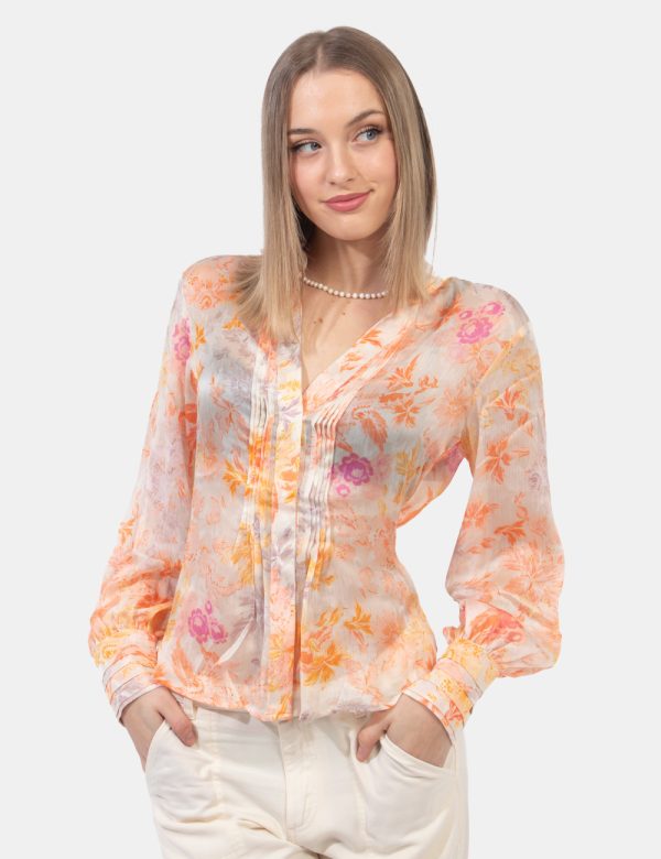 Camicia Guess Arancione - Camicia velata in fantasia floreale in tonalità tenui di arancione e rosa. Il capo è caratterizzat