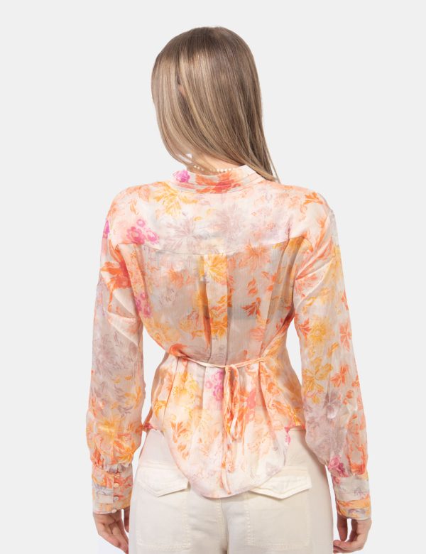 Camicia Guess Arancione - Camicia velata in fantasia floreale in tonalità tenui di arancione e rosa. Il capo è caratterizzat