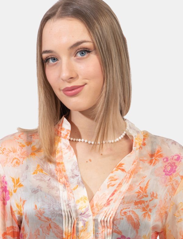 Camicia Guess Arancione - Camicia velata in fantasia floreale in tonalità tenui di arancione e rosa. Il capo è caratterizzat
