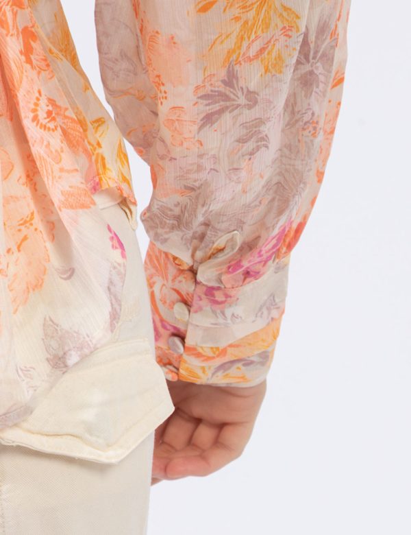Camicia Guess Arancione - Camicia velata in fantasia floreale in tonalità tenui di arancione e rosa. Il capo è caratterizzat