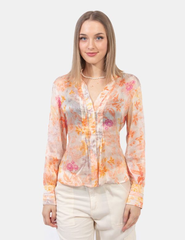 Camicia Guess Arancione - Camicia velata in fantasia floreale in tonalità tenui di arancione e rosa. Il capo è caratterizzat