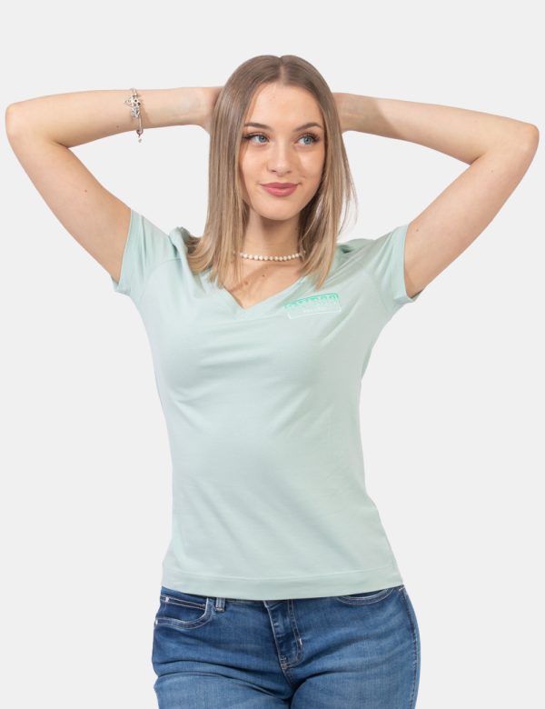 T-shirt Guess Verde - T-shirt in total verde pastello con patch logo brand ad altezza cuore. La vestibilità è morbida e rego
