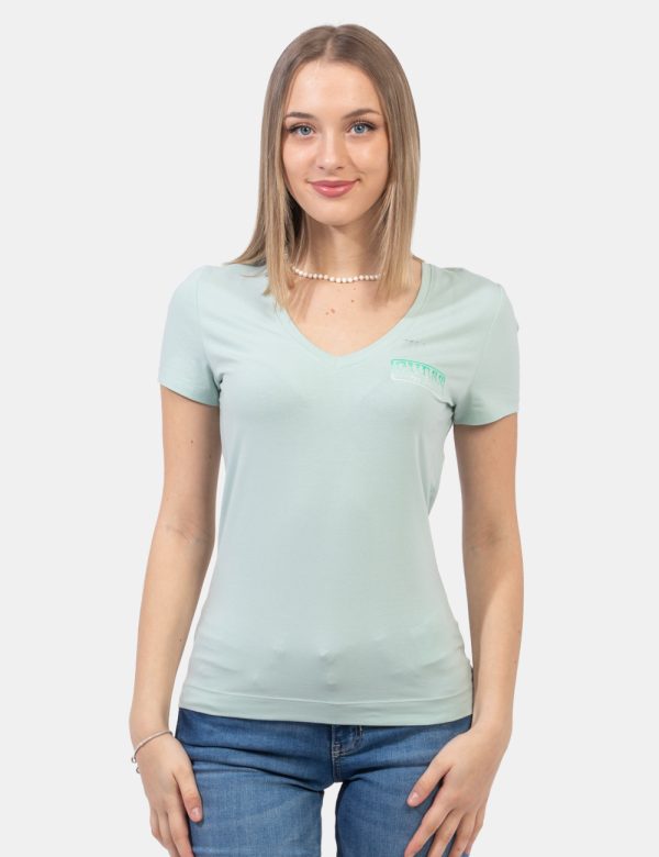 T-shirt Guess Verde - T-shirt in total verde pastello con patch logo brand ad altezza cuore. La vestibilità è morbida e rego