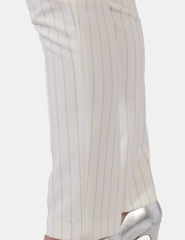 Pantaloni Liu-Jo Bianco - Pantaloni eleganti morbidi in total bianco gessato dorato. Presenti tasche a taglio trasversale. L