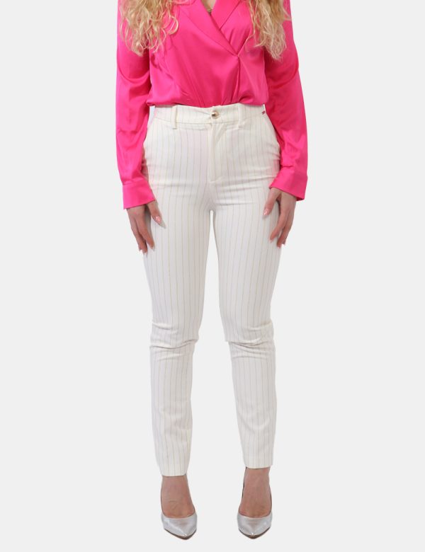 Pantaloni Liu-Jo Bianco - Pantaloni eleganti morbidi in total bianco gessato dorato. Presenti tasche a taglio trasversale. L