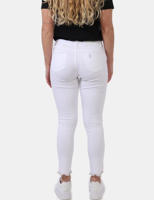 Jeans Liu-Jo Bianco - Jeans in total bianco con dettaglio sul girocaviglia di perline. Il capo presenta tasche sagomate sul