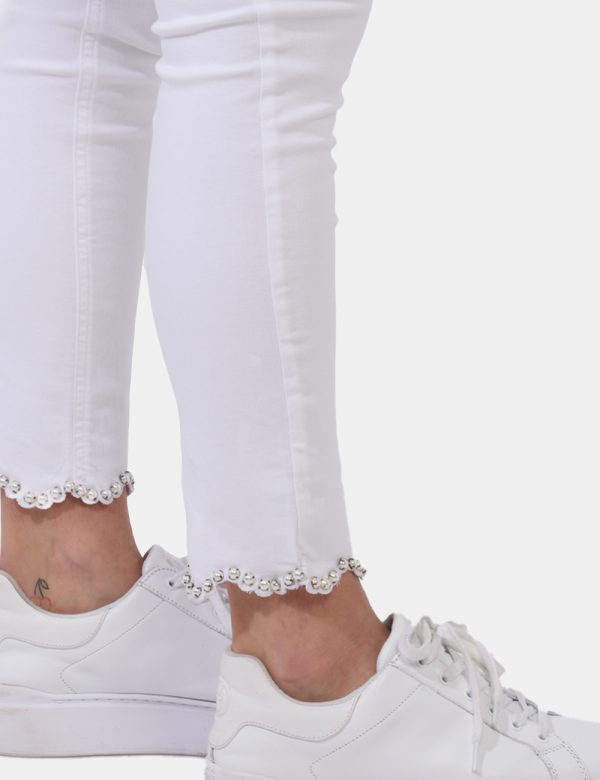 Jeans Liu-Jo Bianco - Jeans in total bianco con dettaglio sul girocaviglia di perline. Il capo presenta tasche sagomate sul