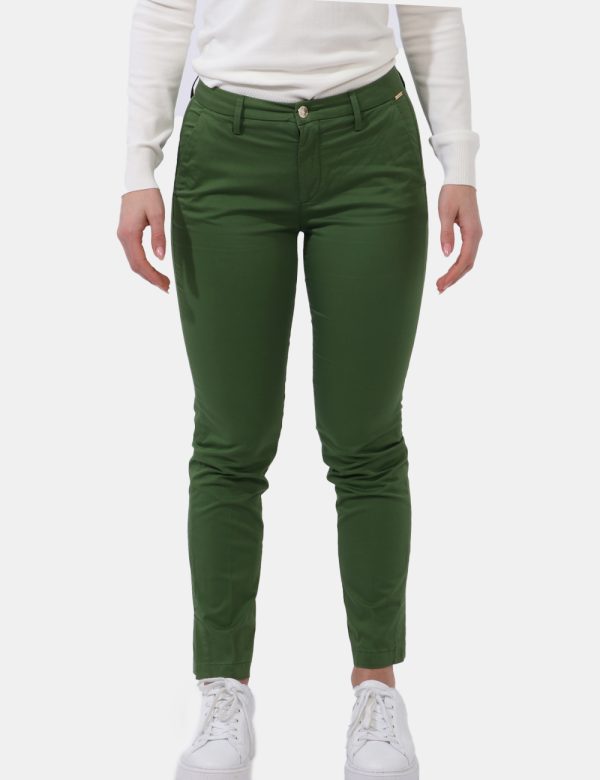 Pantaloni Liu-Jo Verde - Pantaloni in simil jeans ed in total verde foresta. Presenti tasche a taglio trasversale . La vesti