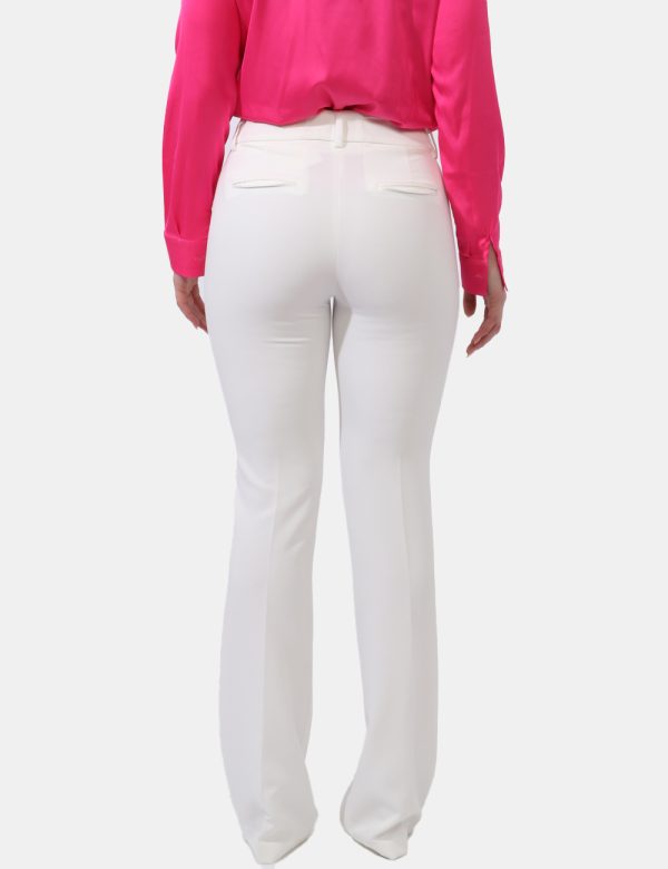 Pantaloni Liu-Jo Bianco - Pantaloni eleganti morbidi in total bianco. Presenti tasche a taglio trasversale. La vestibilità è