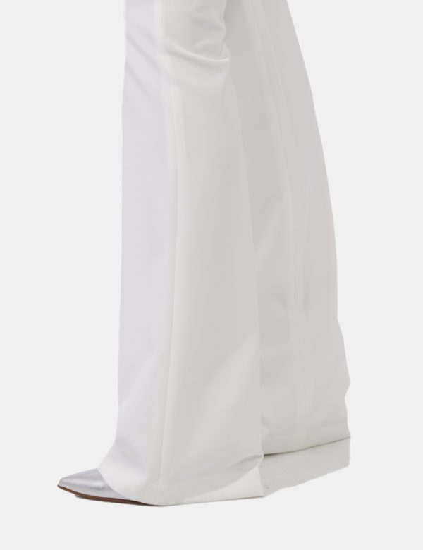 Pantaloni Liu-Jo Bianco - Pantaloni eleganti morbidi in total bianco. Presenti tasche a taglio trasversale. La vestibilità è