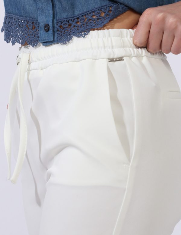 Pantaloni Liu-Jo Bianco - Pantaloni eleganti morbido in total bianco. Presenti tasche a taglio trasversale. La vestibilità è