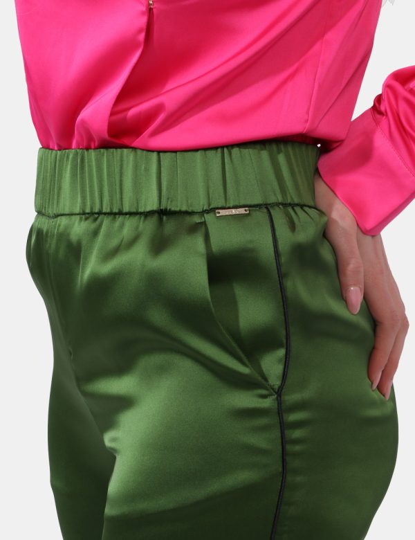 Pantaloni Liu-Jo Verde - Pantaloni eleganti morbidi in total verde oliva. Presenti tasche a taglio trasversale. La vestibili