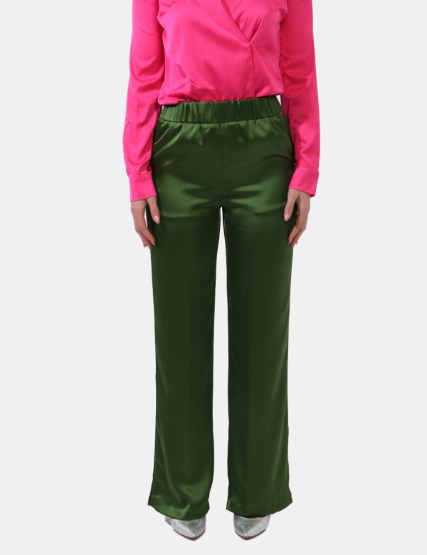 Pantaloni Liu-Jo Verde - Pantaloni eleganti morbidi in total verde oliva. Presenti tasche a taglio trasversale. La vestibili