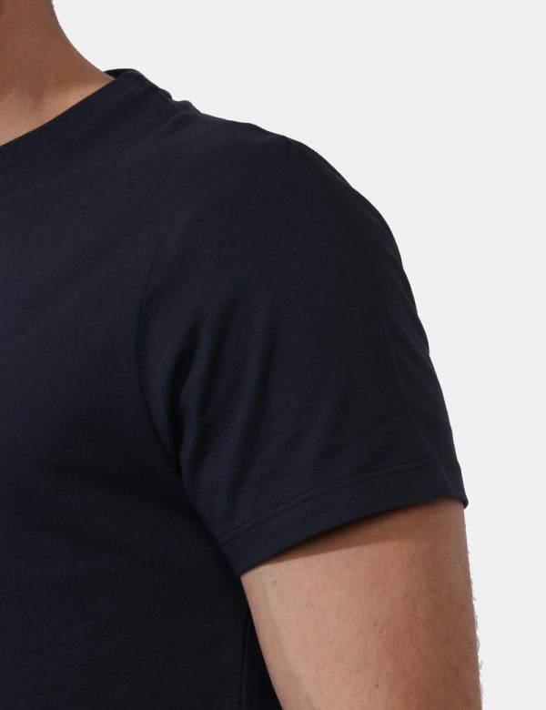 T-shirt Pepe Jeans Blu - T-shirt classica su base blu slavato con stampa logo brand in bianco. La vestibilità è morbida e re