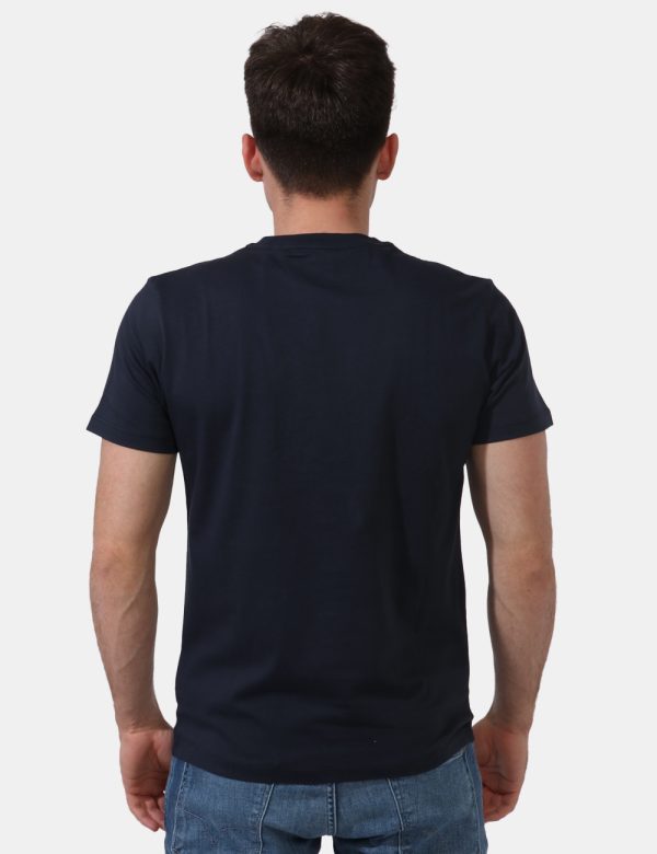 T-shirt Pepe Jeans Blu - T-shirt classica su base blu slavato con stampa logo brand in bianco. La vestibilità è morbida e re