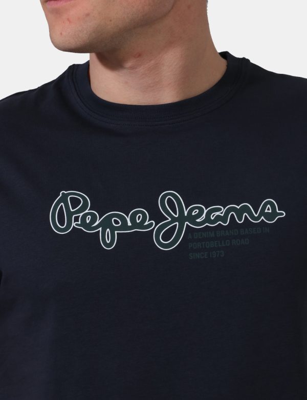 T-shirt Pepe Jeans Blu - T-shirt classica su base blu slavato con stampa logo brand in bianco. La vestibilità è morbida e re