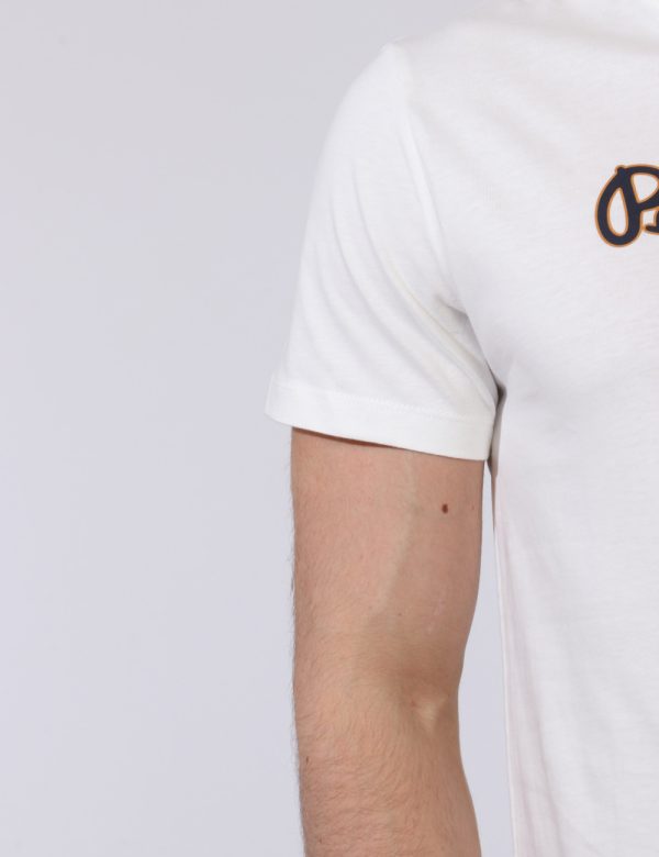 T-shirt Pepe Jeans Bianco - T-shirt classica su base bianca con stampa logo brand in nero e arancione. La vestibilità è morb