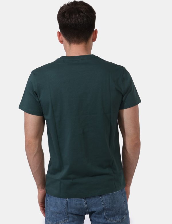 T-shirt Pepe Jeans Verde - T-shirt classica su base verde foresta con stampa logo brand in giallo e bianco. La vestibilità è