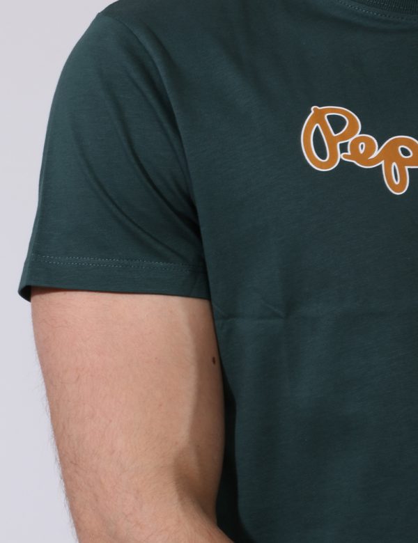 T-shirt Pepe Jeans Verde - T-shirt classica su base verde foresta con stampa logo brand in giallo e bianco. La vestibilità è
