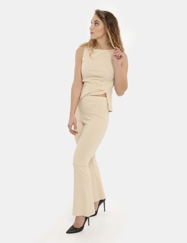 Pantalone Vougue beige - COMPOSIZIONE E VESTIBILITÀ:61% viscosa 34% nylon 5% elastaneLa modella è alta 170 cm e indossa la t