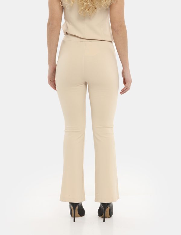 Pantalone Vougue beige - COMPOSIZIONE E VESTIBILITÀ:61% viscosa 34% nylon 5% elastaneLa modella è alta 170 cm e indossa la t
