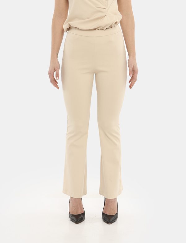Pantalone Vougue beige - COMPOSIZIONE E VESTIBILITÀ:61% viscosa 34% nylon 5% elastaneLa modella è alta 170 cm e indossa la t