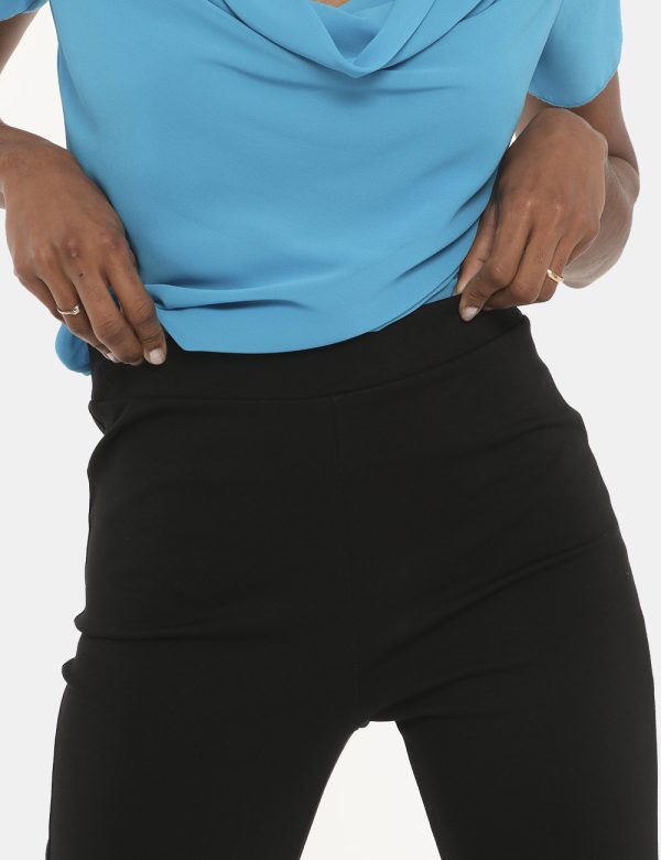 Pantalone Vougue nero - COMPOSIZIONE E VESTIBILITÀ:61% viscosa 34% nylon 5% elastaneLa modella è alta 170 cm e indossa la ta