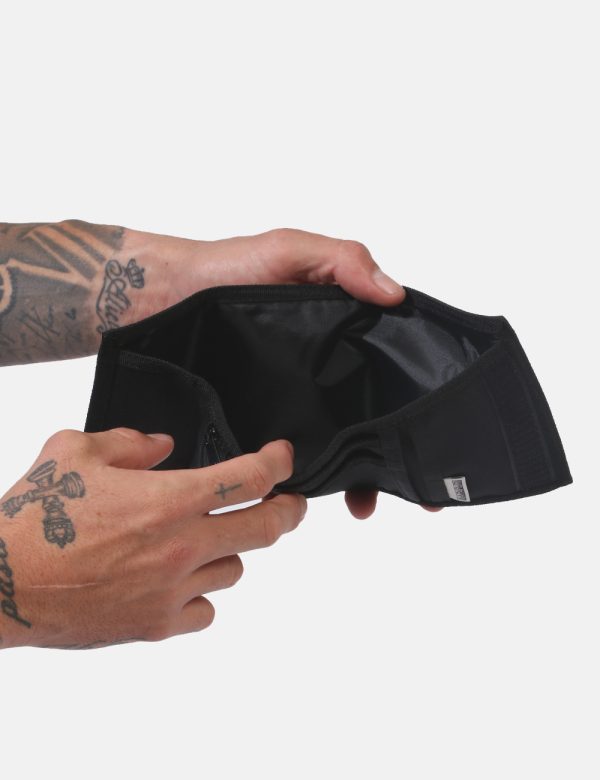 Portafogli Napapijri Nero - Portafoglio in tessuto in total nero con stampa logo brand bianca. Presente unico scompartimento