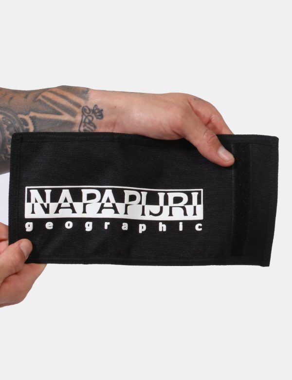 Portafogli Napapijri Nero - Portafoglio in tessuto in total nero con stampa logo brand bianca. Presente unico scompartimento