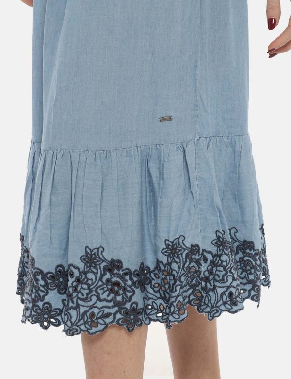 Vestito Pepe Jeans lungo blu denim light - COMPOSIZIONE E VESTIBILITÀ:100% poliestereLa modella è alta 170 cm e indossa la t