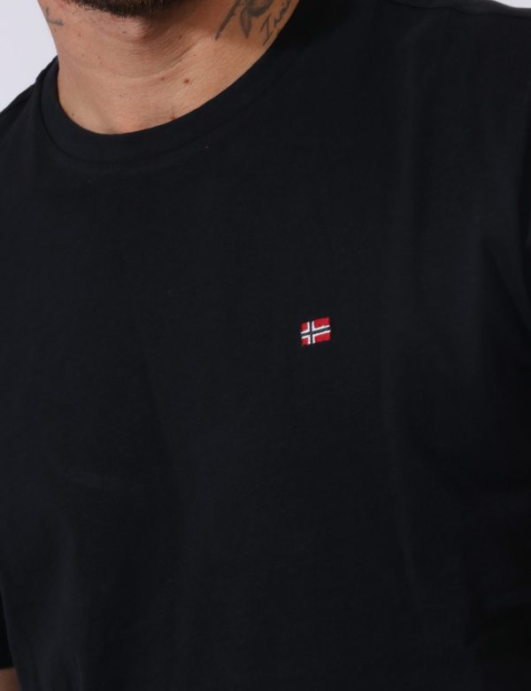 T-shirt Napapijri Nero - Casual t-shirt su base nera con piccola stampa logo brand ad altezza cuore. La vestibilità è morbid