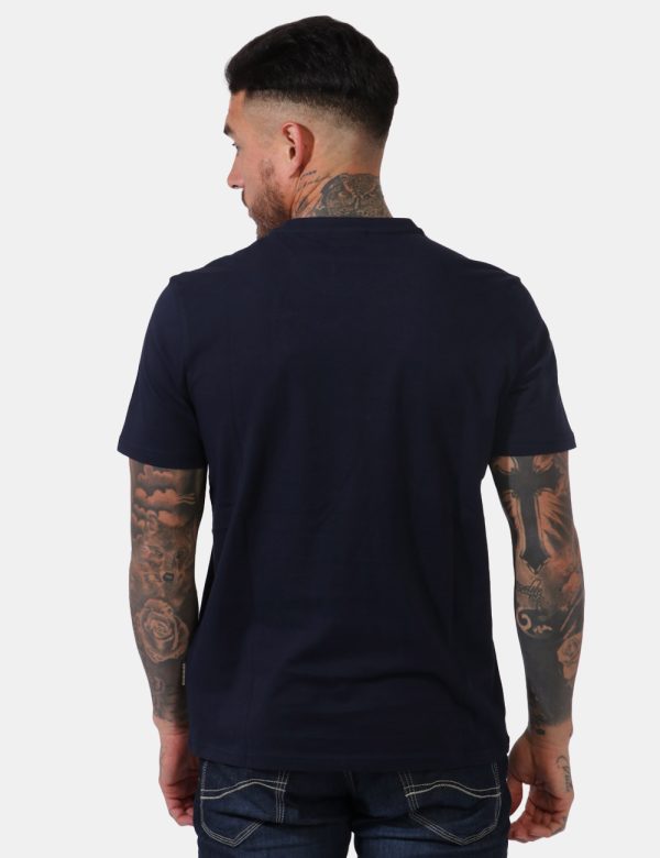 T-shirt Napapijri Blu - Casual t-shirt su base blu navy con piccola stampa logo brand ad altezza cuore. La vestibilità è mor