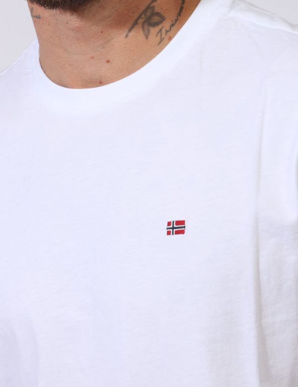 T-shirt Napapijri Bianco - Casual t-shirt su base bianca con piccola stampa logo brand ad altezza cuore. La vestibilità è mo