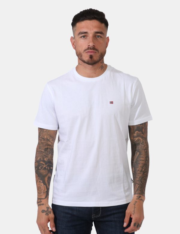T-shirt Napapijri Bianco - Casual t-shirt su base bianca con piccola stampa logo brand ad altezza cuore. La vestibilità è mo