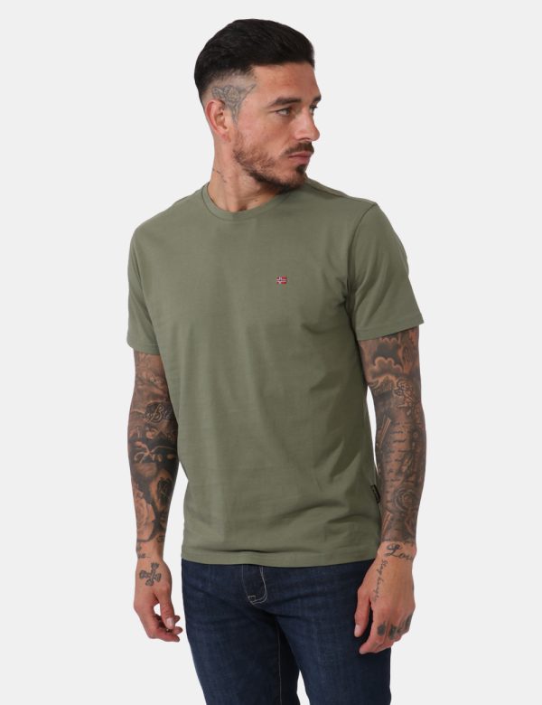 T-shirt Napapijri Verde - Casual t-shirt su base verde militare con piccola stampa logo brand ad altezza cuore. La vestibili